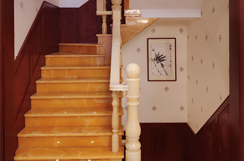 焉耆中式别墅室内汉白玉石楼梯的定制安装装饰效果